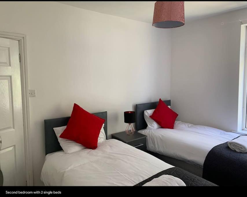 Wv1 Budget Contractor Stays- 5 Beds - Discounts Ok 울버햄프턴 외부 사진